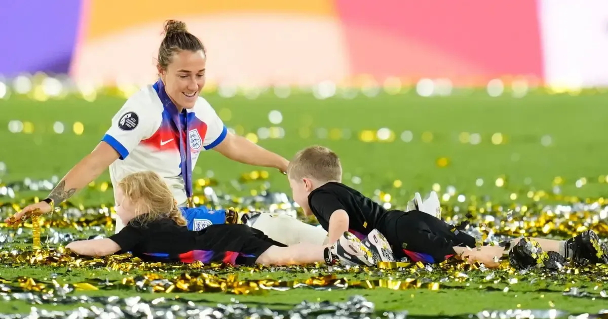 lucy bronze turns up as a true lioness