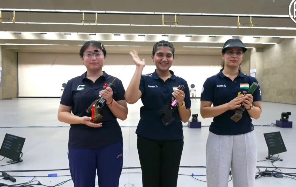 esha singh wins maiden issf world cup gold in women s 25m pistol compatriot manu bhaker bags bronze